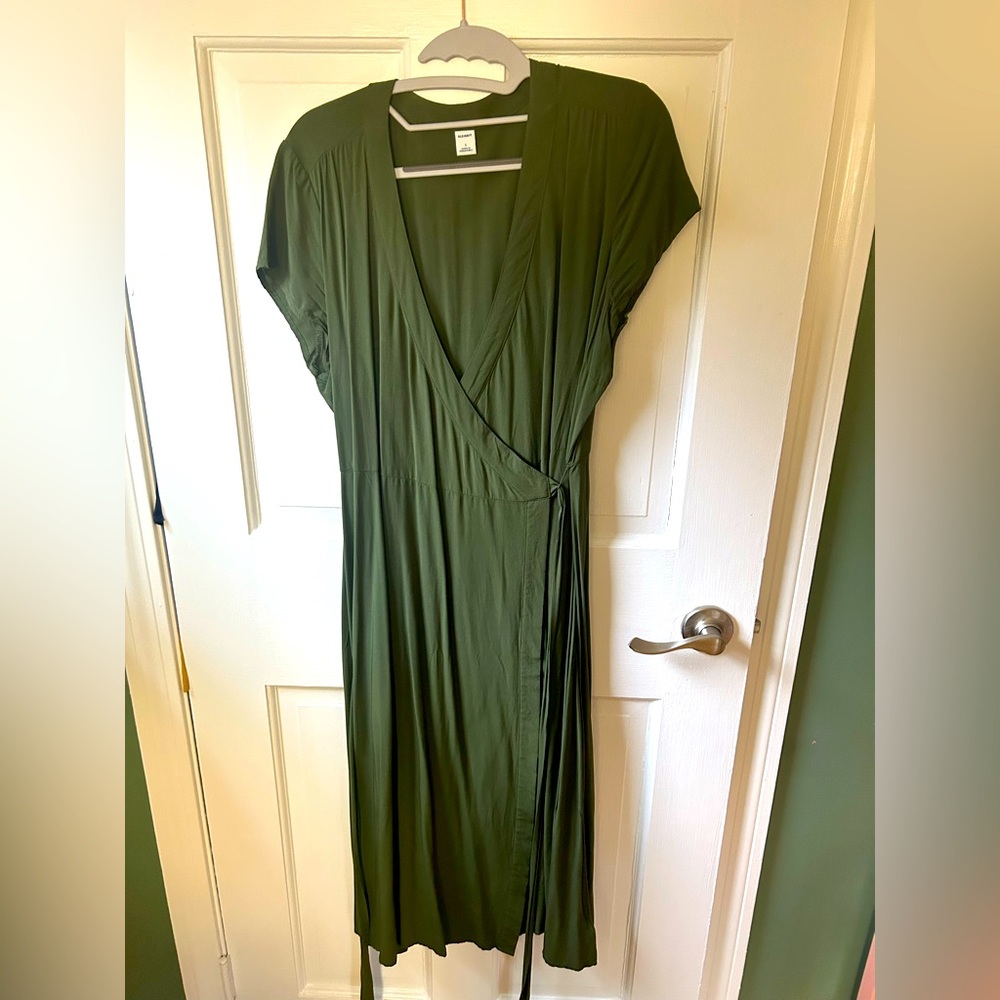 Olive green Old Navy wrap dress 👗